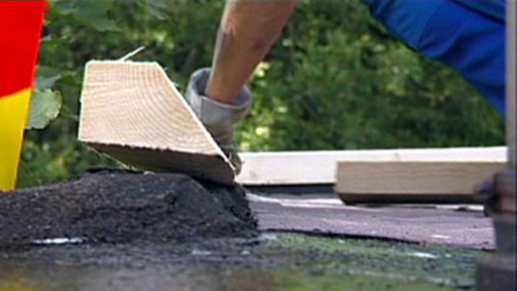 Viistekoolinki peitetään kermillä. Suojapellitys uusitaan.