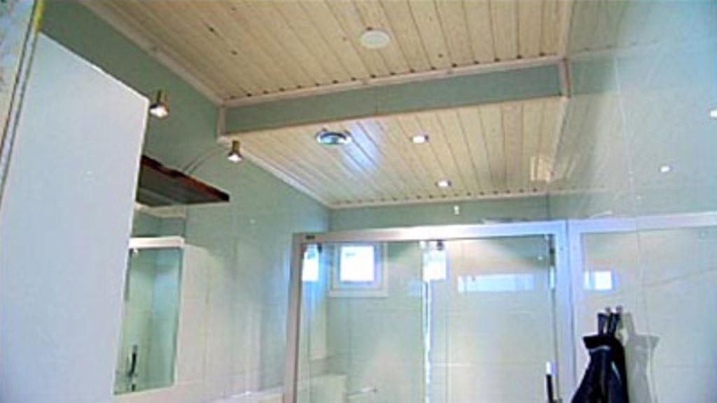 Korkeakiiltoinen seinälaatta muistuttaa läpikuultavaa jäätä.