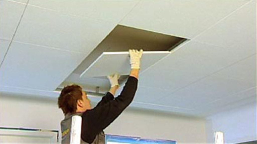 Levyt pujotetaan T-kiskojen varaan.