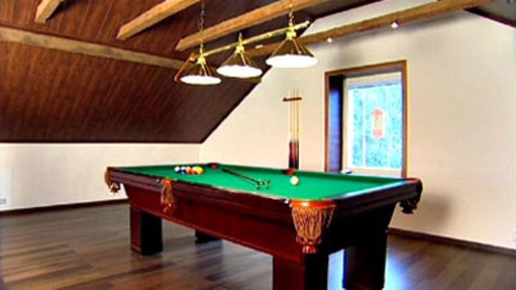 Biljardipöytä odottaa pelaajia.