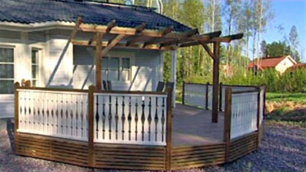 Pergola, kaiteet ja säleikkö päivittivät terassin tälle vuosituhannelle.