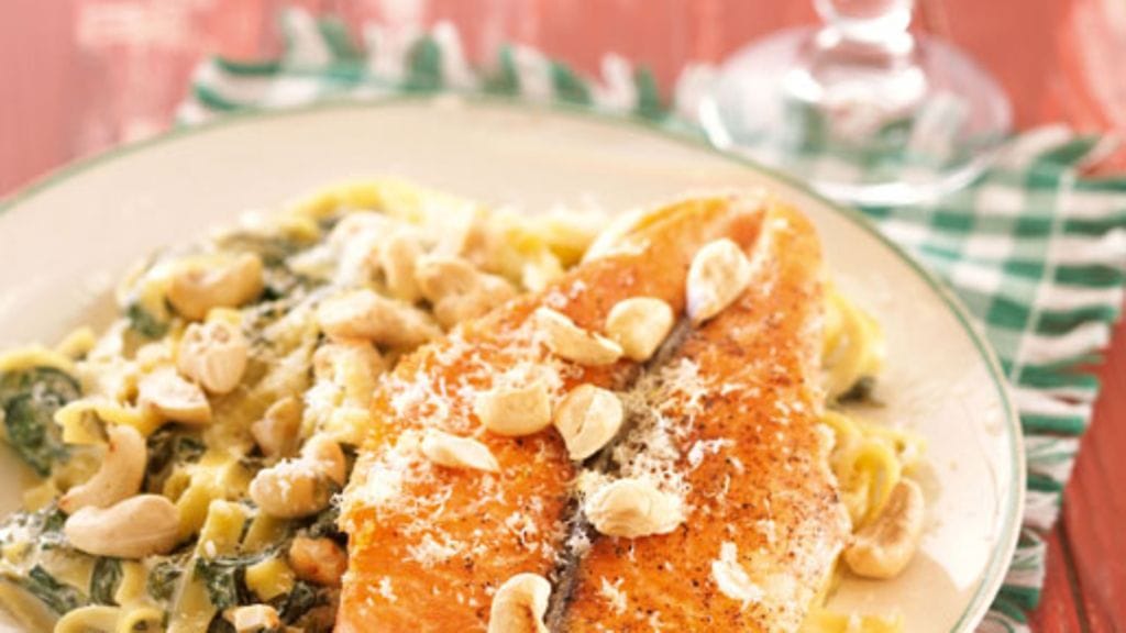 Sitruunainen pinaattipasta ja lohiperhoset. Kuva: Ruokakesko