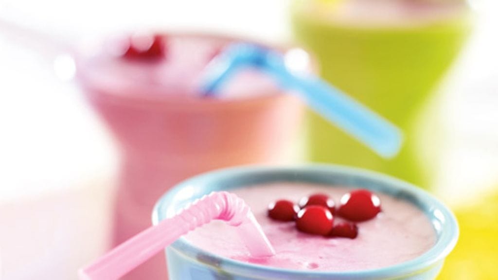 Maistuuko ruis-marjasmoothie (vas.), raikas hedelmäjuoma, voimajuoma vai punainen fruitie?
