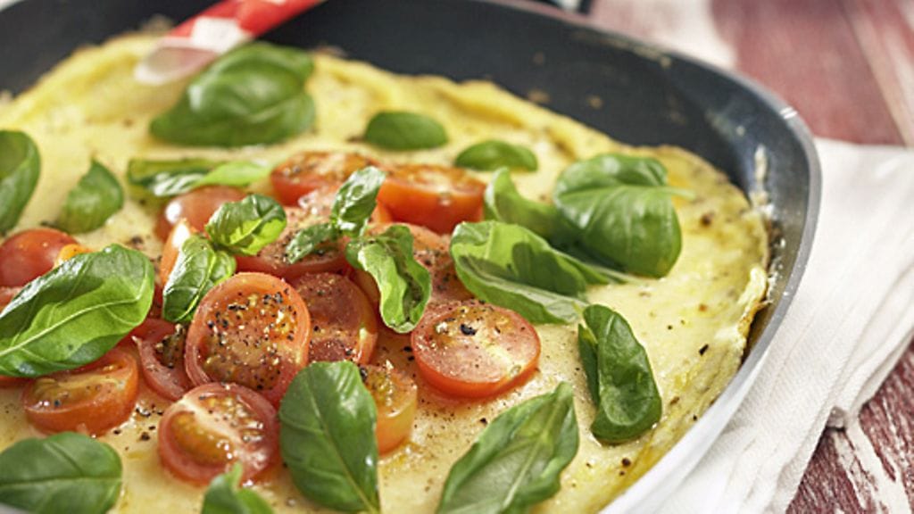 Tomaatti-basilikamunakas.  Kuva: Ruokakesko.