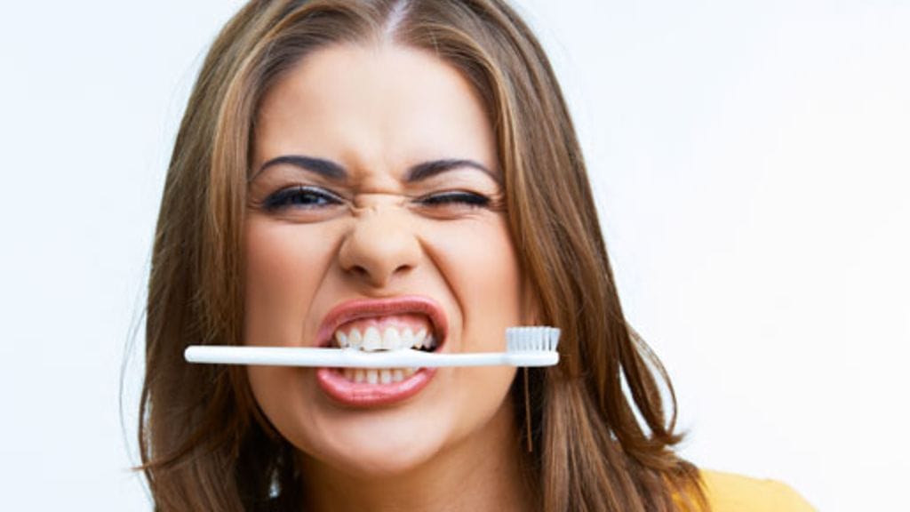 Fluorihammastahna kannattaa jättää suuhun pesun jälkeen.