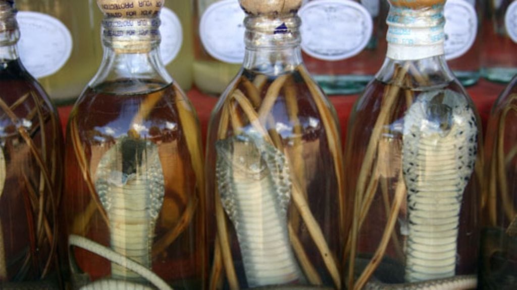 Käärmeviinaa myydään useissa Kaakkois-Aasian maissa