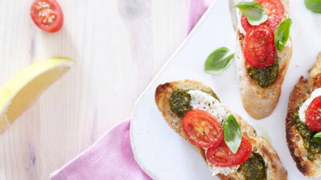 Sitruunapesto-mozzarellabruschetat