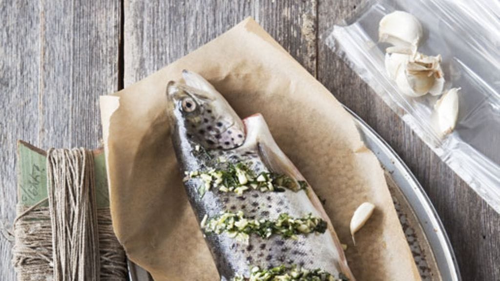 Kokonainen grillattu taimen.