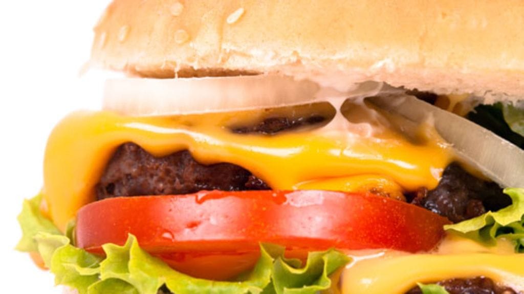 Esimerkiksi liian kypsä, teollinen hampurilaispihvi voi olla tutkijoiden mukaan vaarallinen terveydelle