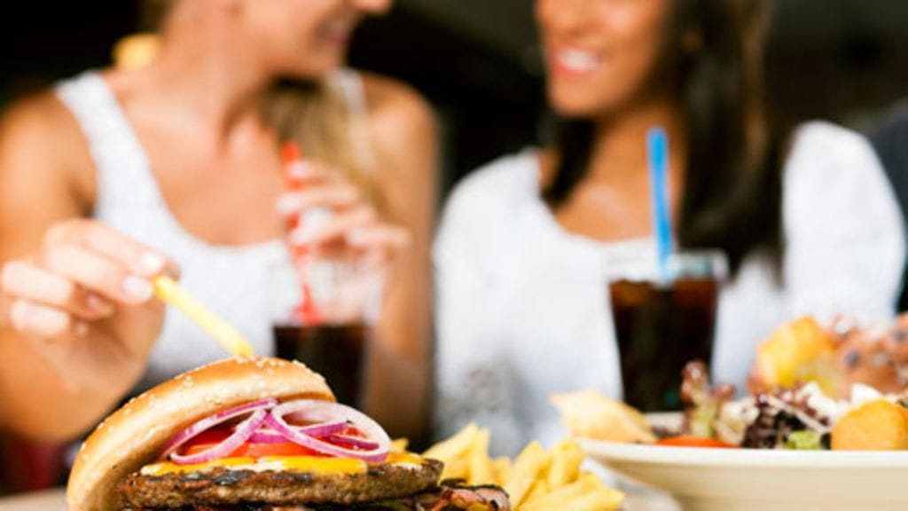 Ovatko pikaruokaloiden hampurilaiset oikeasti niin tuoreita kuin luvataan?