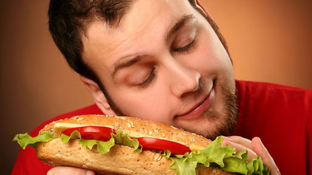 Unenpuute lihottaa, mutta voiko vääränlainen ruoka myös aiheuttaa unenpuutetta?