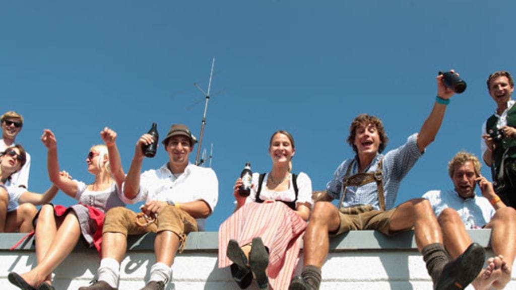 Paikalliset kokoontuivat festivaalialueen viereisille katoille juhlimaan.