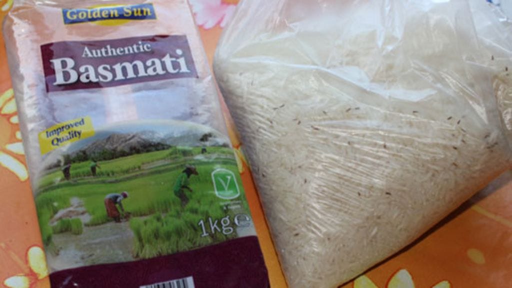 Pieniä hyönteisiä kuhisi riisipussissa satoja