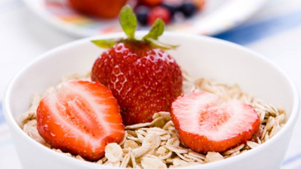 Hunajainen hedelmäsalaatti on makea ja kevyt aamiainen.