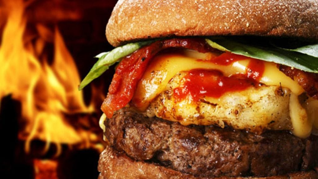 Täydellisen juustohampurilaisen ohjeen löydät Makuja-osion Grillaamosta.