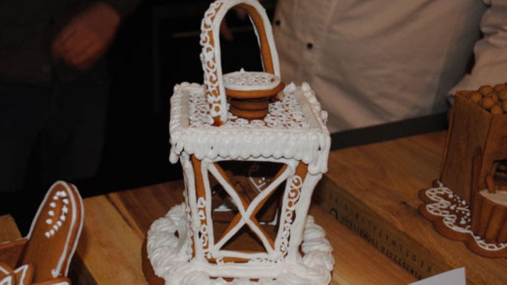 Piparinleivonnan Suomen mestaruuskisojen jaetulle hopeasijalle ylsi Sari Juntusen Lyhty-teos