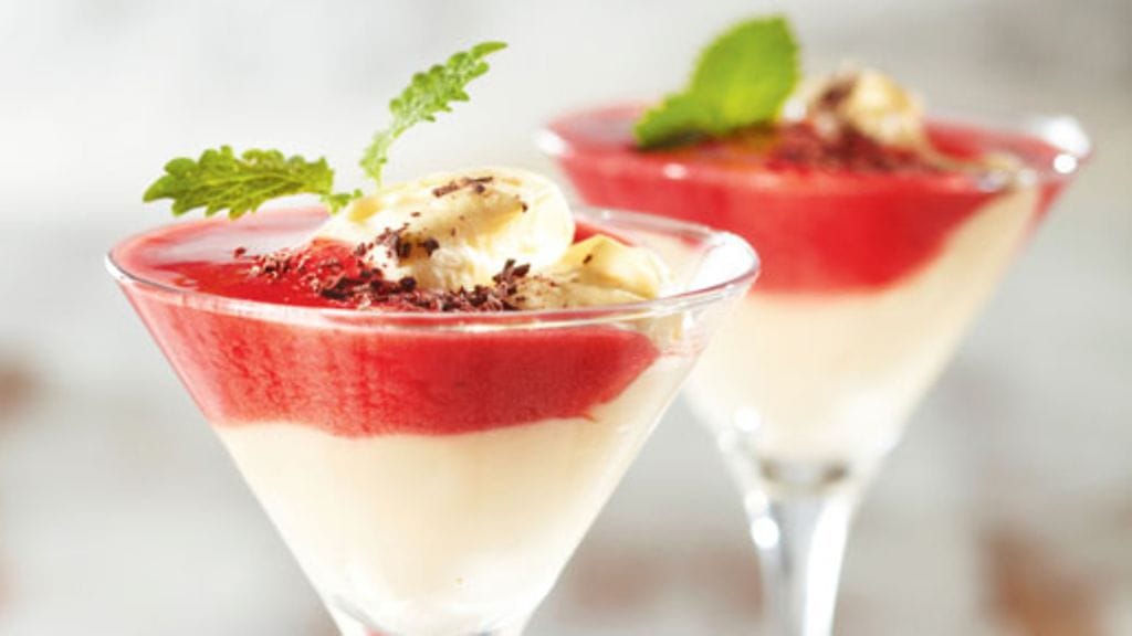 Valkosuklaamousse ja mansikkakastike