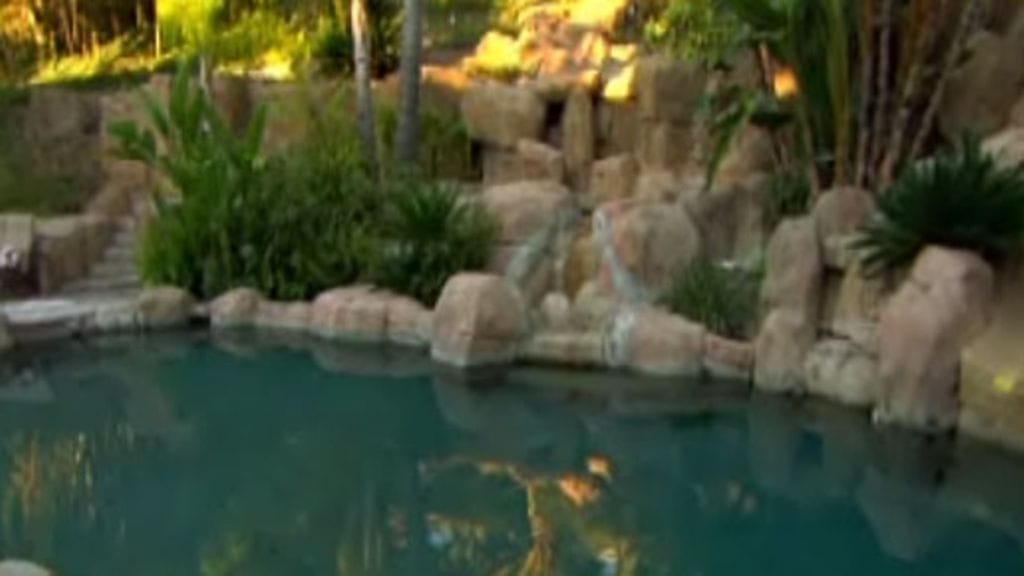 Selänteiden sisäpihan allas.