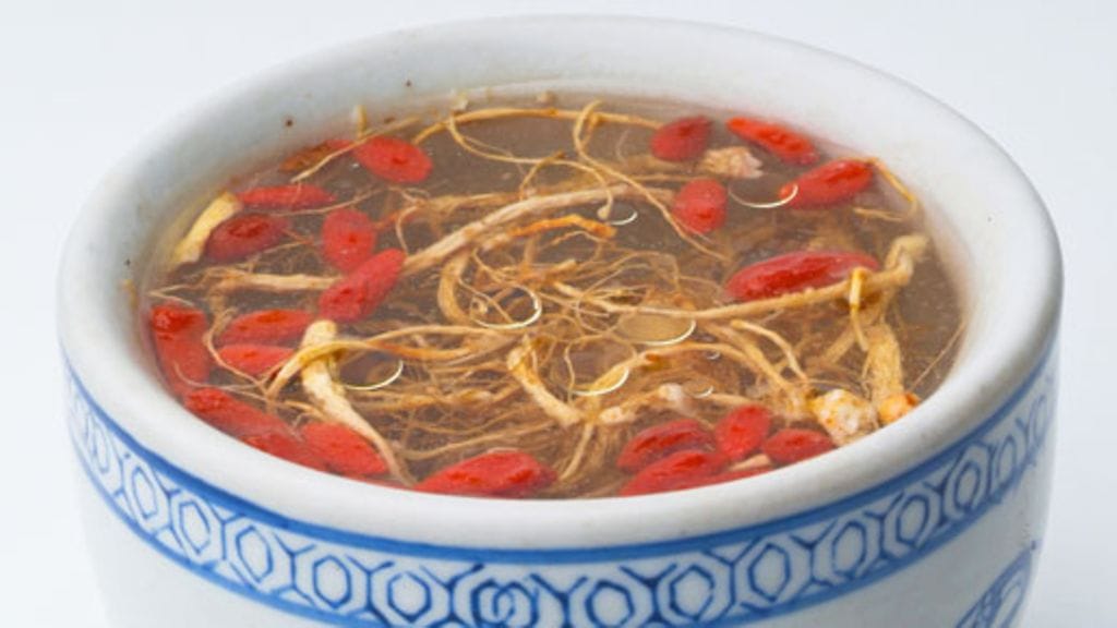 Ginseng on vihreälehtinen, punaisia marjoja tekevä, alun perin kiinalainen rohtokasvi. Rohdostarkoituksessa siitä käytetään vain mukulamainen juuri