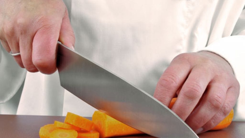 Tämä veitsi on todennäköisesti huono vaihtoehto, sillä sen kahva on muovia ja terässä on syvennys.