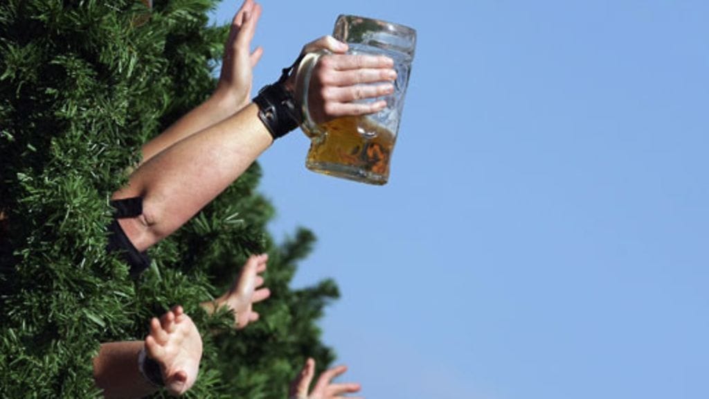 Tarjoilijat toivottivat festivaalivieraat tervetulleeksi ennen tapahtuman alkua.