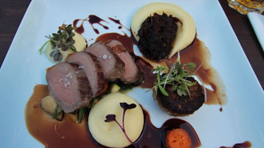 Upea villisika-annos Panimoravintola Huvilassa Savonlinnassa