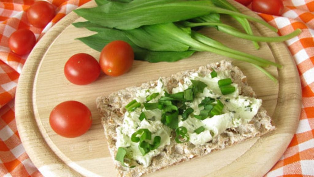 Karhunlaukka muistuttaa ulkonäöltään hieman kieloa