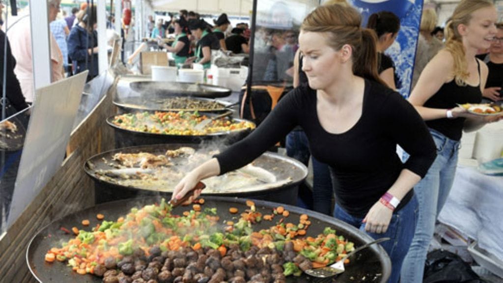 Ruokaa valmistettiin isoissa pannuissa Herkkujen Suomi 2011-tapahtumassa Rautatientorilla Helsingissä