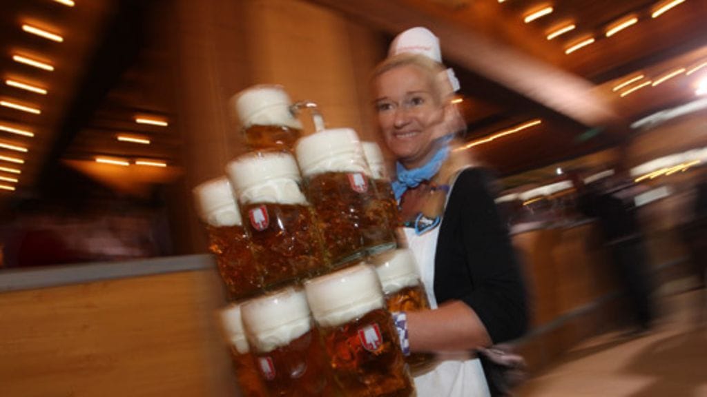 11 tuoppia olutta janoisille. Tarjoilijoilla on hikinen urakka edessään, kun Oktoberfestit kestävät kaksi viikkoa.