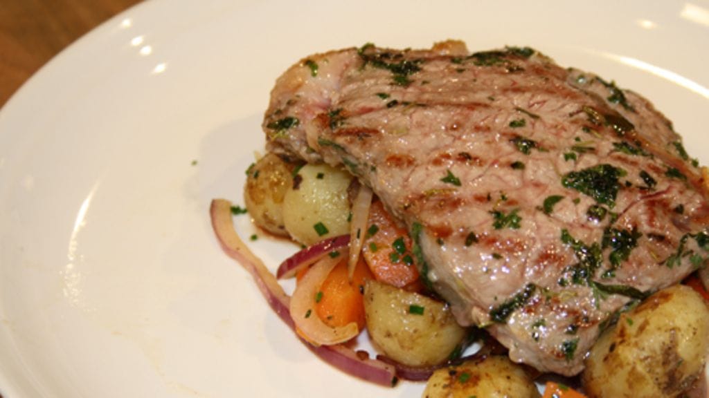 Grillattu entrecote ja varhaisperuna-kasvissalaattia