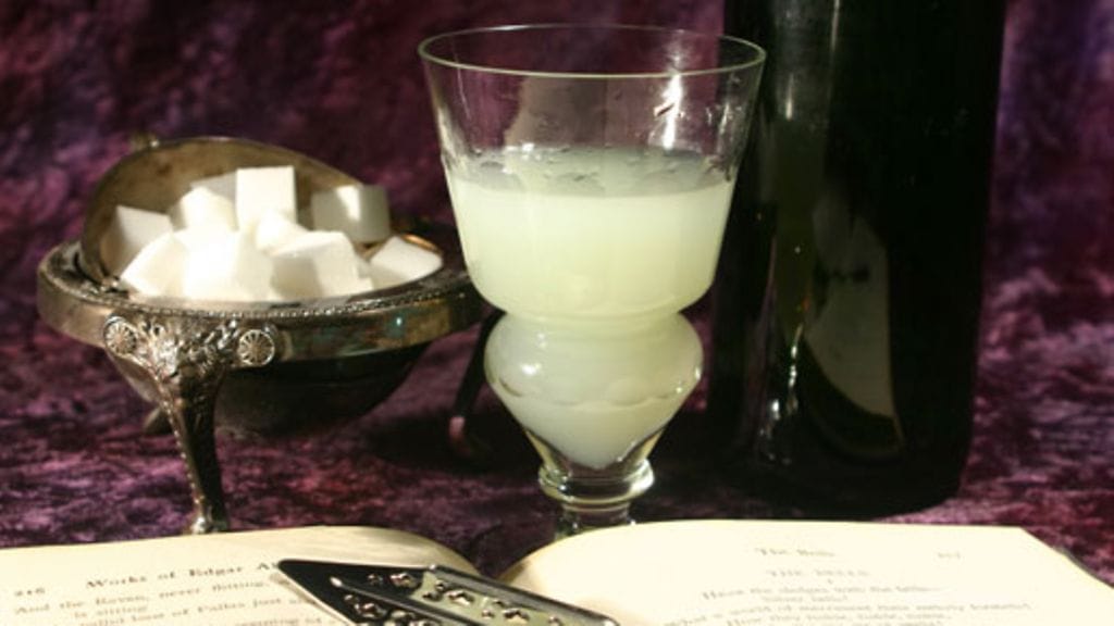 Oikeaoppiset välineet absinthen nauttimiseen.