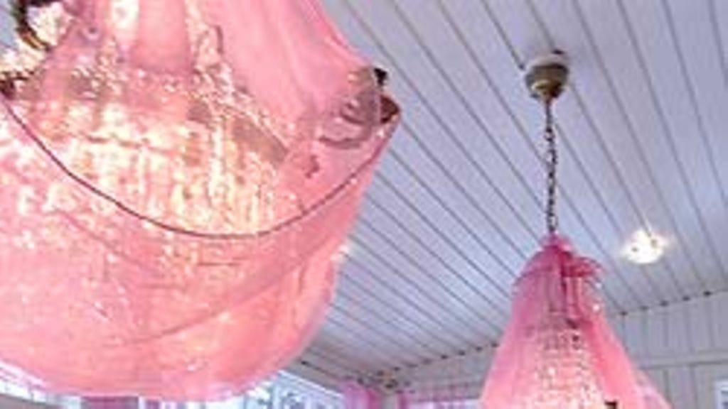 kristallikruunu shifonkihuivissa