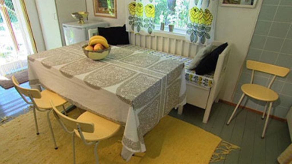 Värikäs keltainen ottaa vierailijan vastaan.