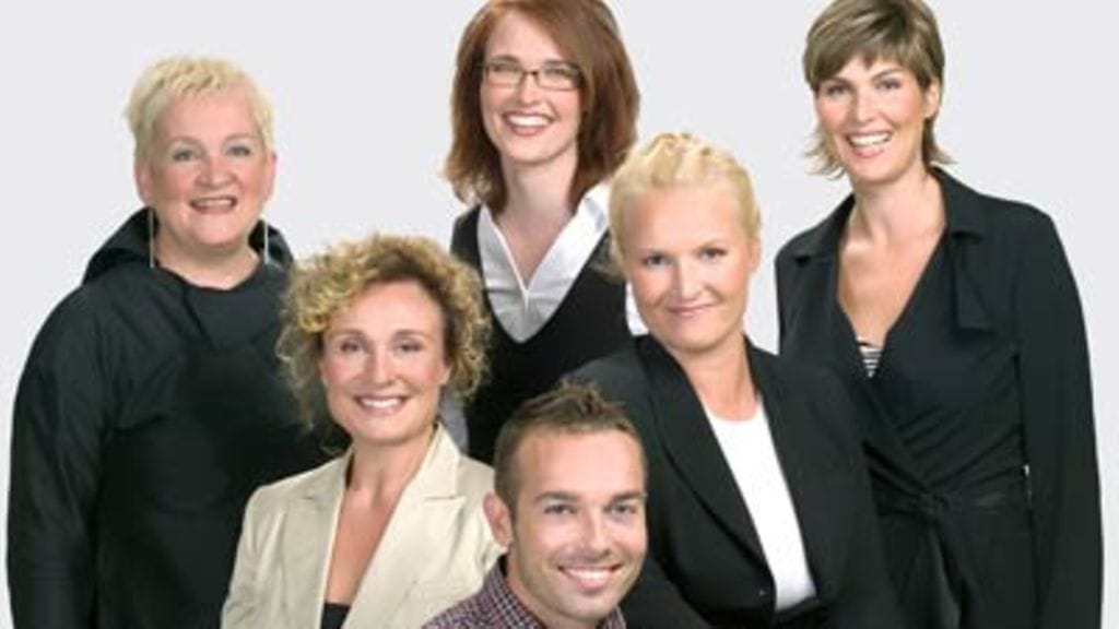 Tilan iloinen tiimi.