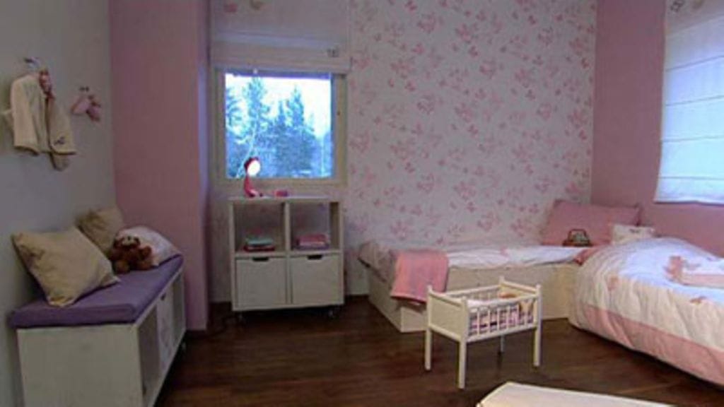 Tyttöjen huone ennen muutosta.