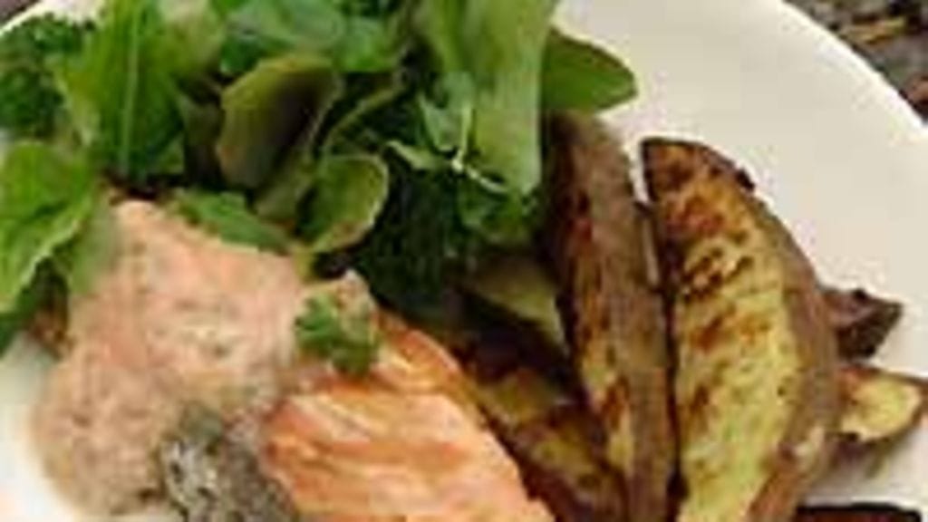 Grillattua valkosipulilohta,yrtti-tomaattijugurtti ja valkosipulilohkoperunat