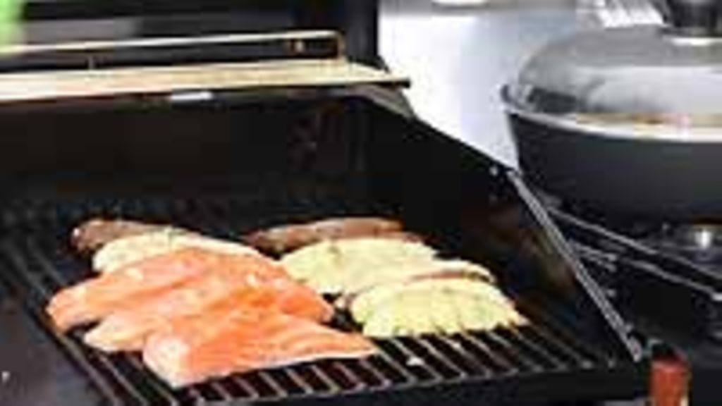 Lohi ja perunat grillissä