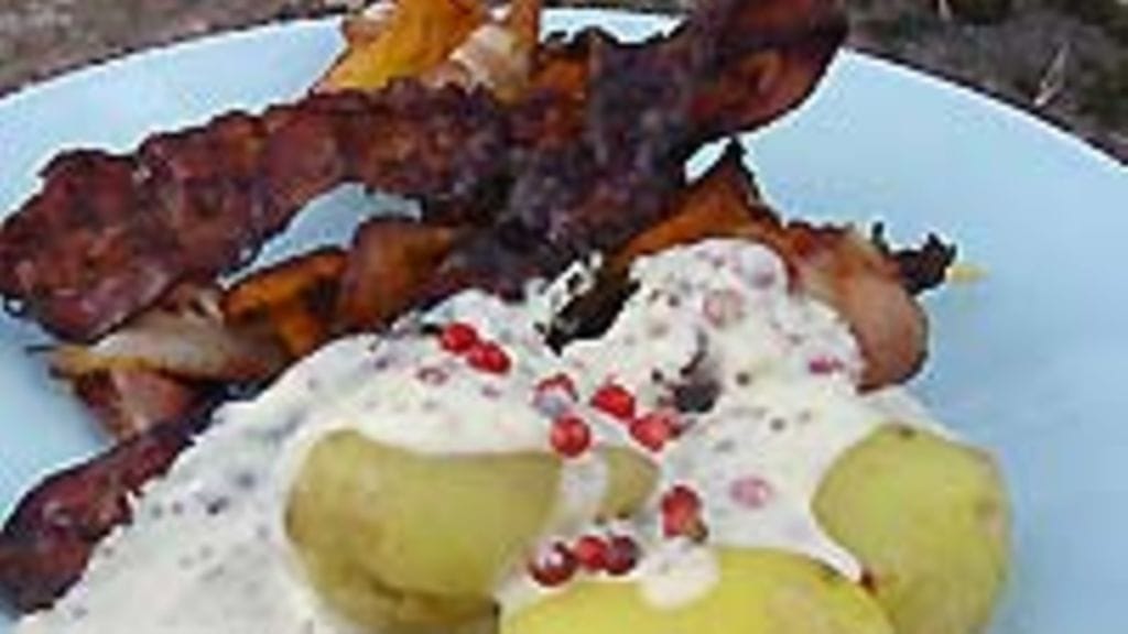 Kantarelli-pekonivartaat ja rosepippurikastiketta