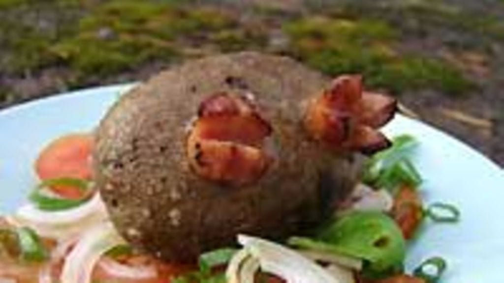 Makkaraperunat ja tomaatti-sipulisalaattia