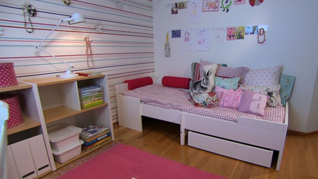 Vanerilevy päällystettiin kernikankaalla, jolloin sen väriä on helppo vaihtaa.