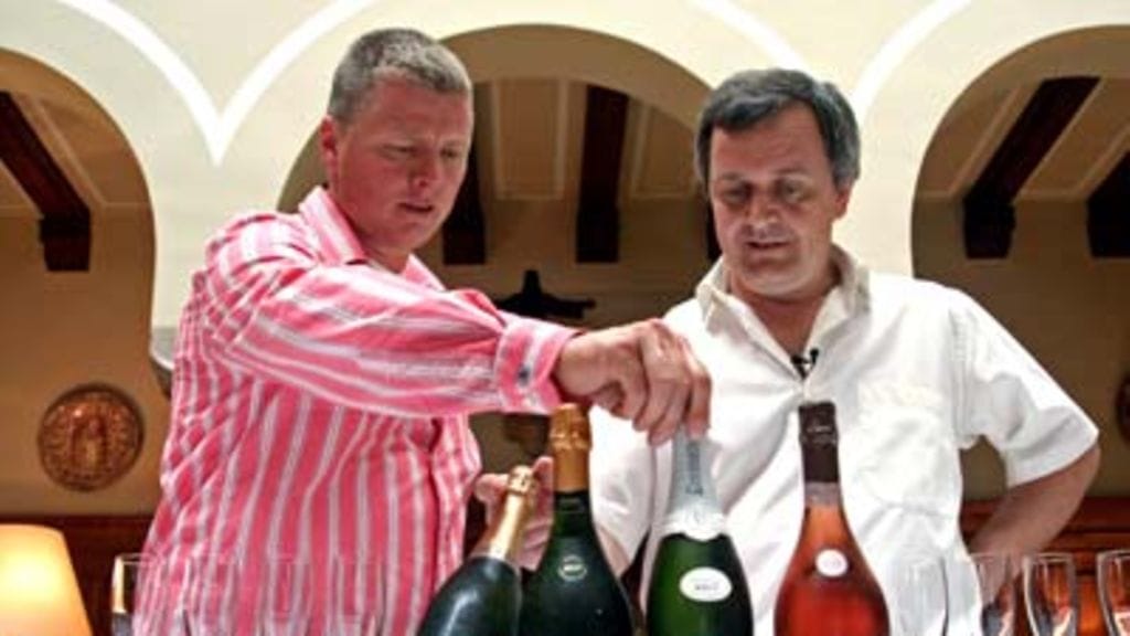 Jaska maistelee kuohuviinejä.