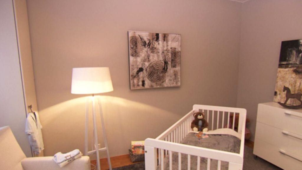 Vauvallekin löytyy oma huone toisesta, pienemmästä makuuhuoneesta.