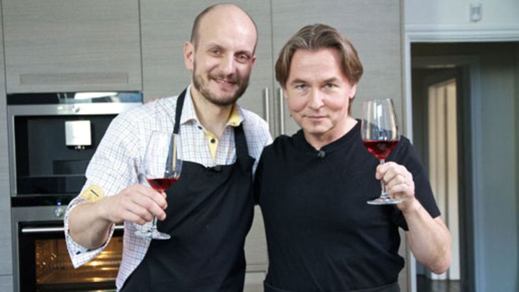 Hans Välimäki ja kapellimestari Esa-Pekka Salonen kokkaavat Hansin matkassa -ohjelman viidennessä jaksossa