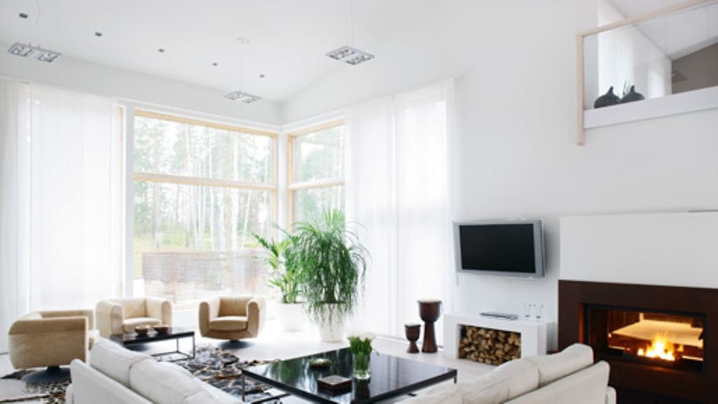 Nojatuolit ovat Interfacen Amigot. Taljat on hankittu taljat.fi-nettikaupasta. Stüvin takkasydän on Takkamestari Kohoselta. Uniikit sohvapöydät ovat Toni Tirkkosen suunnittelemat. Kuva: Patrik Rastenberger