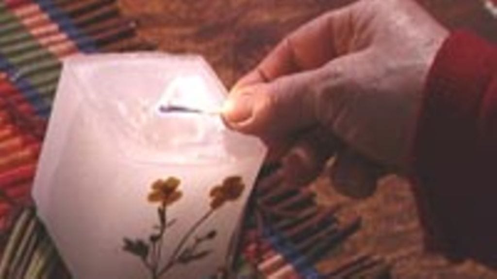 Itsetehty kynttilä on mukava tuliainen ja lämmittää saajan mieltä enemmän kuin k