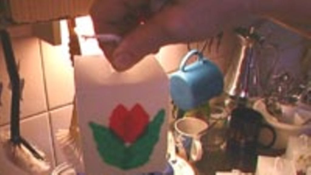 Jotta koriste pysyy pinnassa, kasta kynttilät pikaisesti parafiinivesi -seoksess