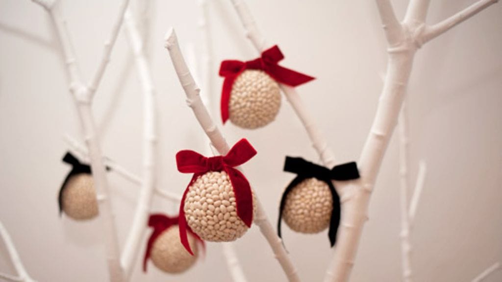 Kauniit pallot voi ripustaa myös maalattuihin oksiin. Kuva: Miss Flower, Noora Qvick