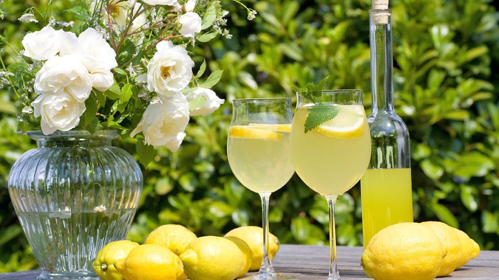 Sitruunasta voit tehdä maukasta juomaa tai luottaa sitruunakynttilöihin.