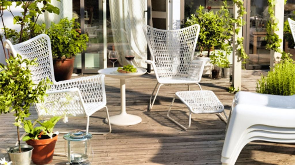 Terassin ilmettä on helppo päivittää viherkasvien ja näyttävien terassikalusteiden avulla. Kuva: Ikea