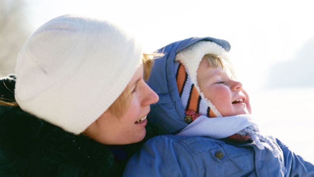 Perheen pienimmätkin voivat osallistua moniin pihaleikkeihin.